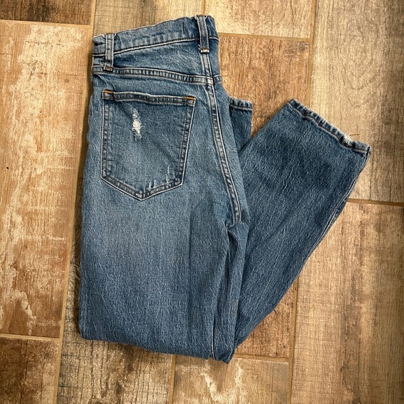 Abercrombie & Fitch Curve Love The 90s Straight
Ultra High Rise Jean Destroyed - Picture 9 of 9